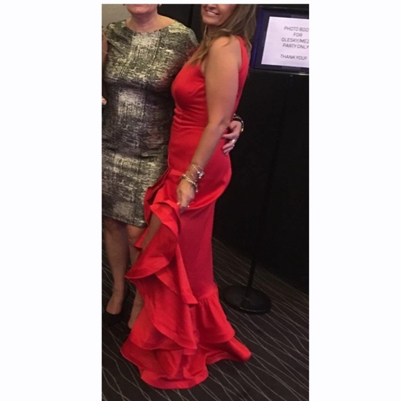 Beautiful red slit ruffled dress - Picture 6 of 8